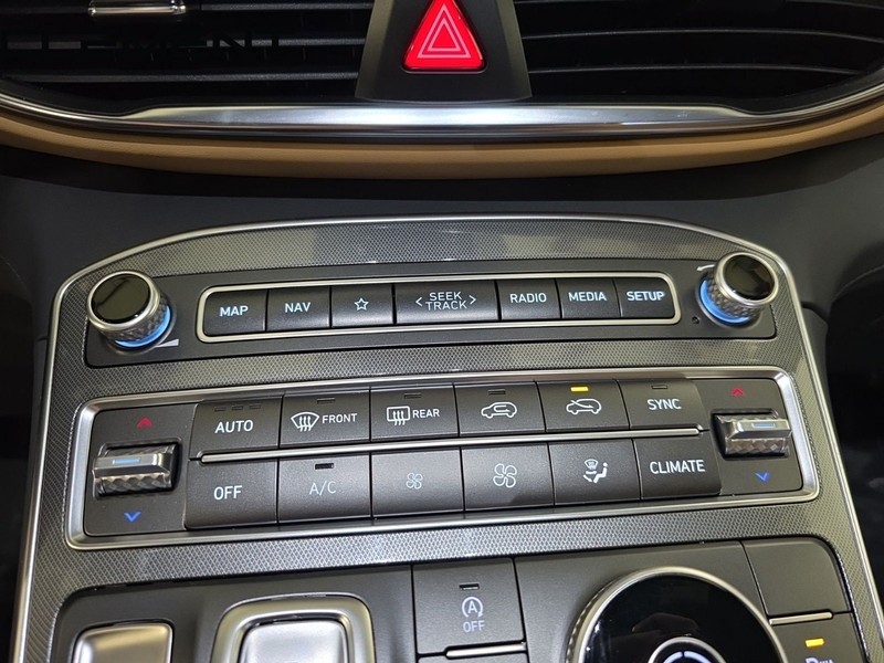 Hyundai Santa Fe Vehicle Full-screen Gallery Image 22