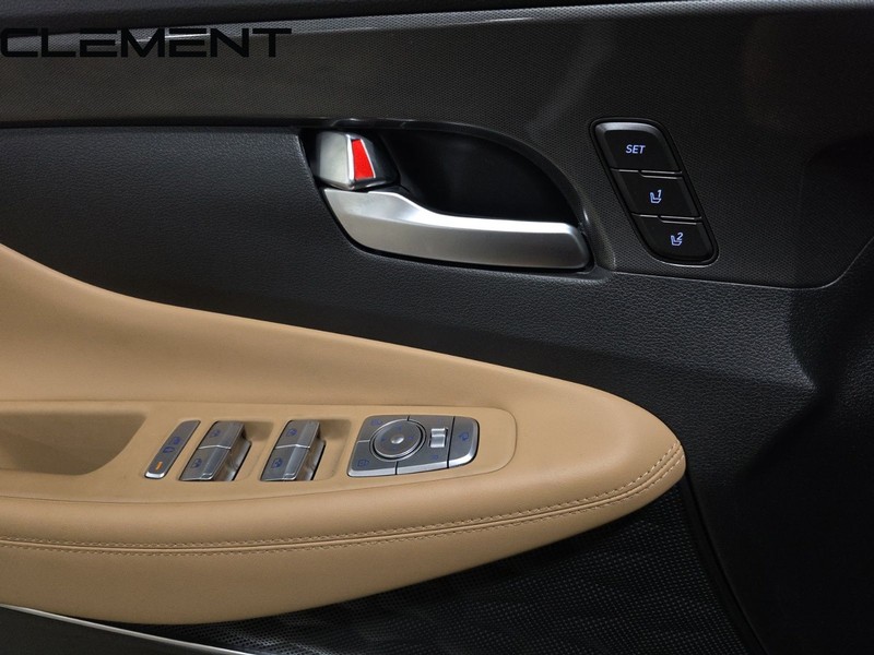 Hyundai Santa Fe Vehicle Full-screen Gallery Image 25