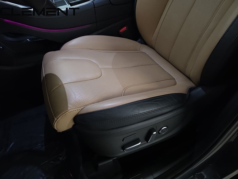 Hyundai Santa Fe Vehicle Full-screen Gallery Image 28