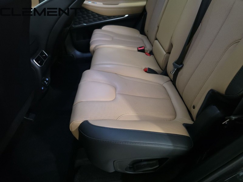 Hyundai Santa Fe Vehicle Full-screen Gallery Image 32