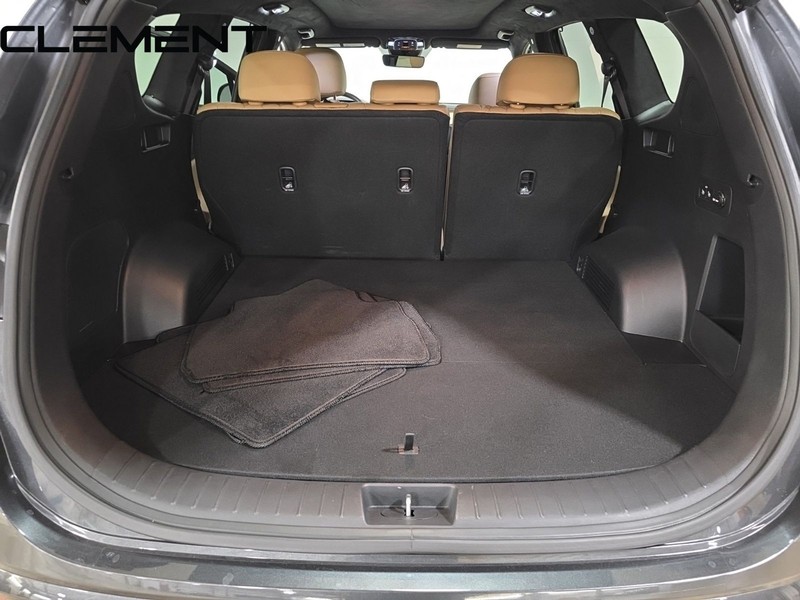 Hyundai Santa Fe Vehicle Full-screen Gallery Image 34