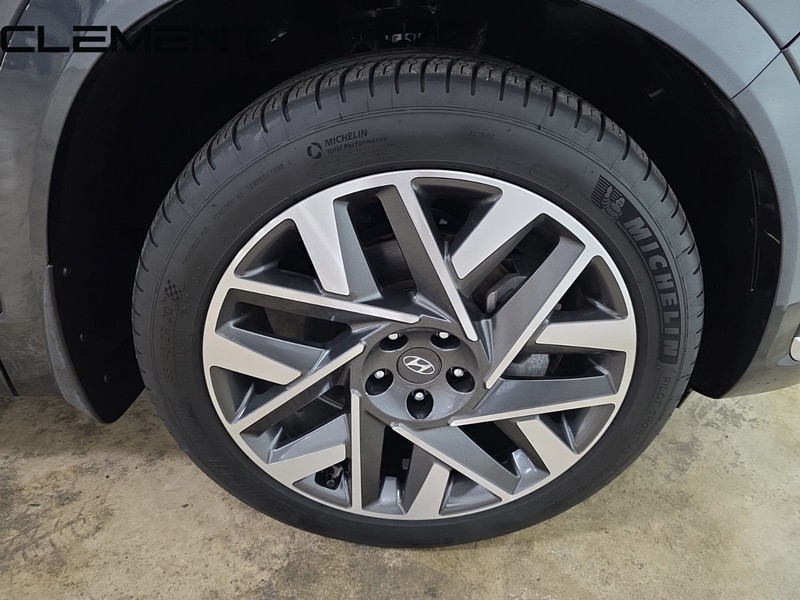 Hyundai Santa Fe Vehicle Full-screen Gallery Image 38