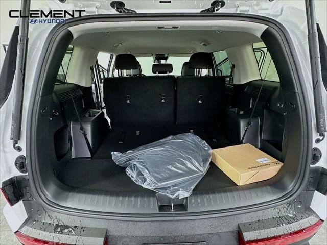 Hyundai Santa Fe Hybrid Vehicle Full-screen Gallery Image 9