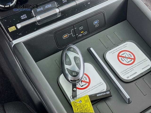 Hyundai Santa Fe Hybrid Vehicle Full-screen Gallery Image 20