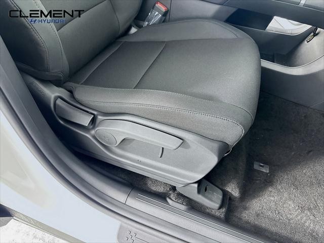 Hyundai Santa Fe Hybrid Vehicle Full-screen Gallery Image 27