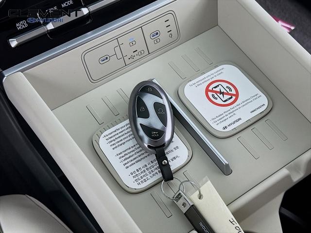 Hyundai Santa Fe Hybrid Vehicle Full-screen Gallery Image 21