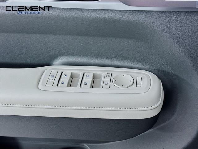 Hyundai Santa Fe Hybrid Vehicle Full-screen Gallery Image 22