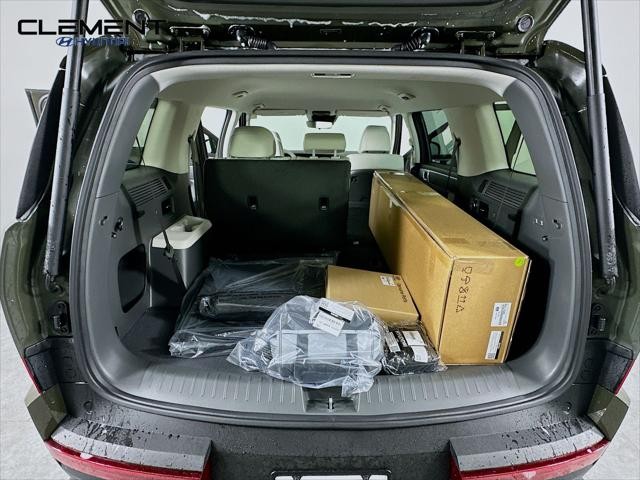 Hyundai Santa Fe Hybrid Vehicle Full-screen Gallery Image 9