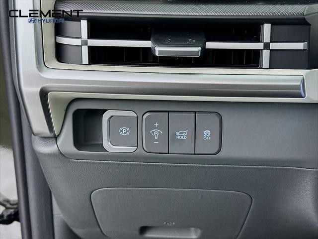 Hyundai Santa Fe Hybrid Vehicle Full-screen Gallery Image 12