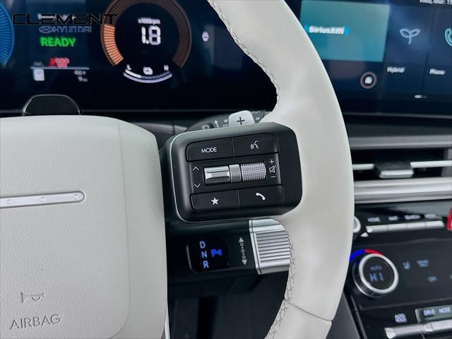 Hyundai Santa Fe Hybrid Vehicle Full-screen Gallery Image 15