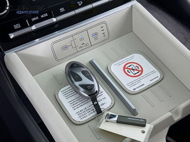 Hyundai Santa Fe Hybrid Vehicle Full-screen Gallery Image 21