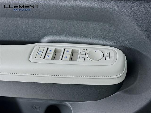 Hyundai Santa Fe Hybrid Vehicle Full-screen Gallery Image 22