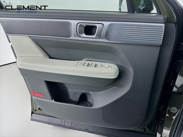 Hyundai Santa Fe Hybrid Vehicle Full-screen Gallery Image 23