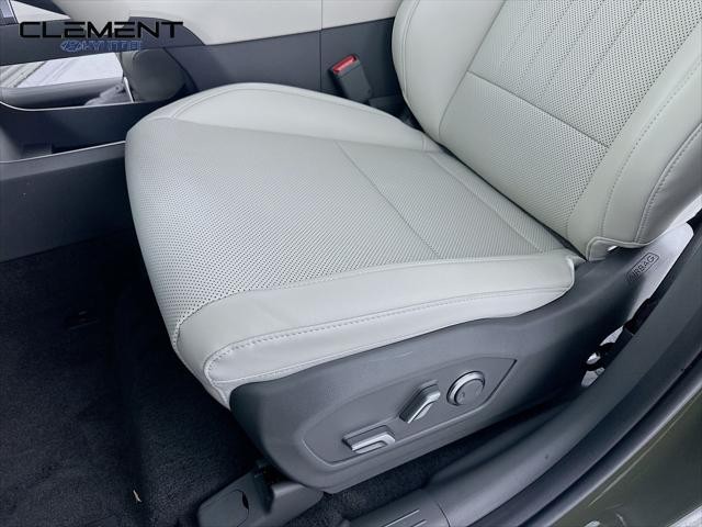 Hyundai Santa Fe Hybrid Vehicle Full-screen Gallery Image 24