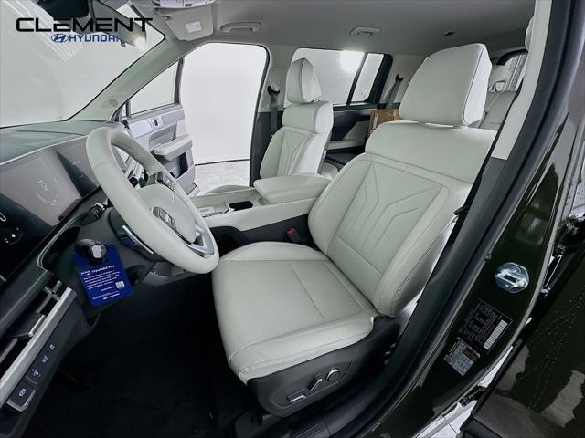 Hyundai Santa Fe Hybrid Vehicle Full-screen Gallery Image 25