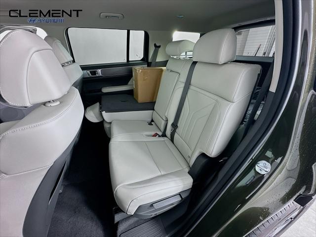 Hyundai Santa Fe Hybrid Vehicle Full-screen Gallery Image 27