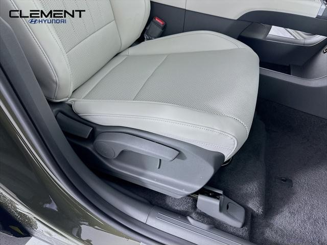 Hyundai Santa Fe Hybrid Vehicle Full-screen Gallery Image 28