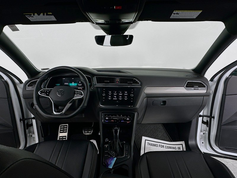 Volkswagen Tiguan Vehicle Full-screen Gallery Image 12