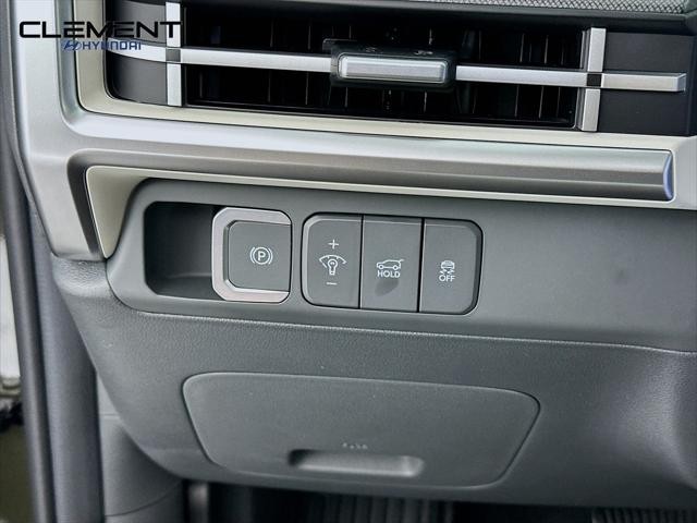 Hyundai Santa Fe Hybrid Vehicle Full-screen Gallery Image 12