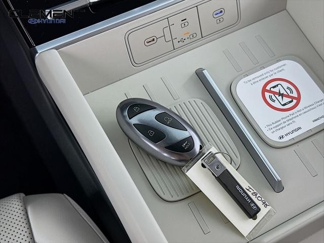 Hyundai Santa Fe Hybrid Vehicle Full-screen Gallery Image 21