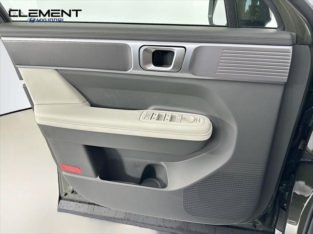 Hyundai Santa Fe Hybrid Vehicle Full-screen Gallery Image 23