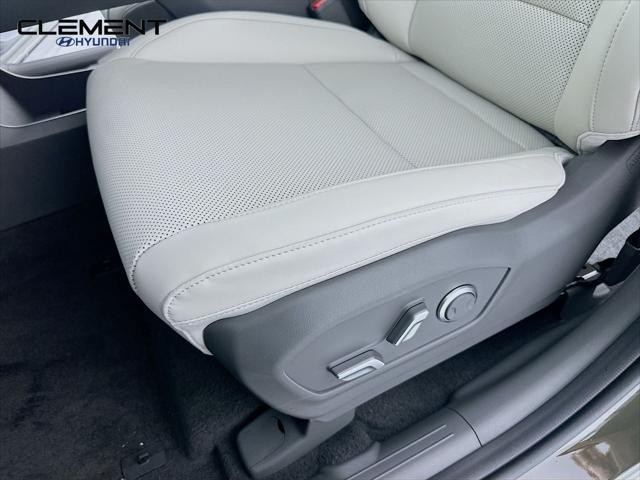 Hyundai Santa Fe Hybrid Vehicle Full-screen Gallery Image 24