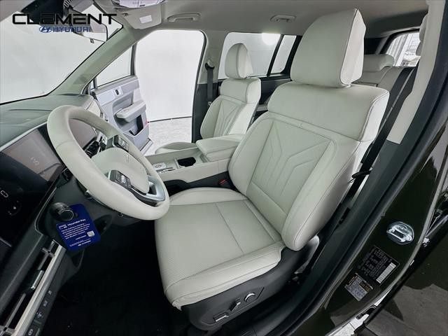 Hyundai Santa Fe Hybrid Vehicle Full-screen Gallery Image 25