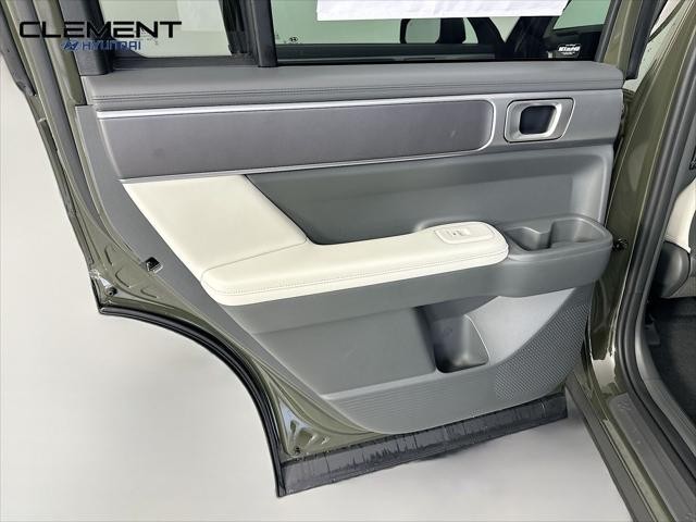 Hyundai Santa Fe Hybrid Vehicle Full-screen Gallery Image 26