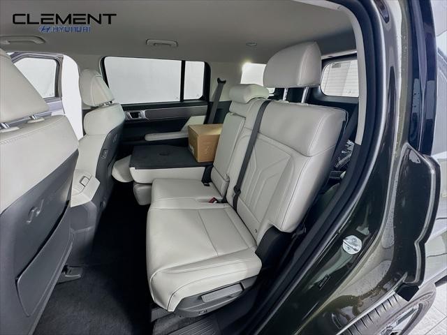 Hyundai Santa Fe Hybrid Vehicle Full-screen Gallery Image 27