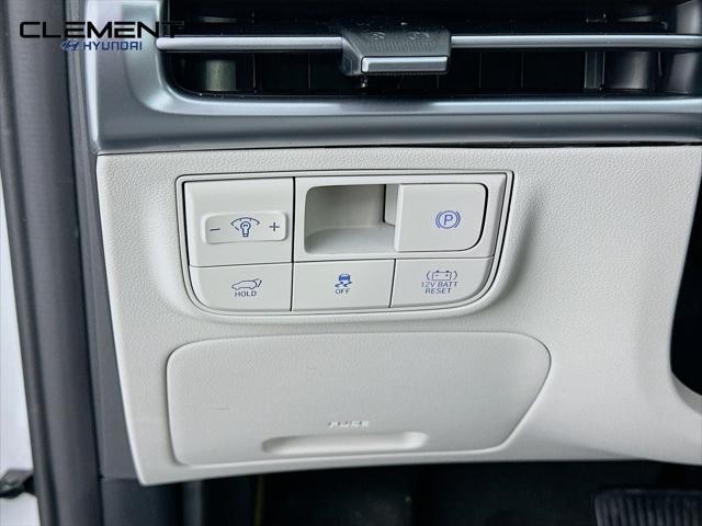 Hyundai Tucson Hybrid Vehicle Full-screen Gallery Image 12