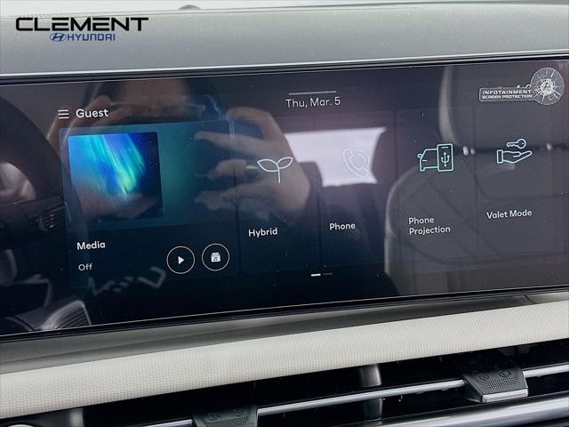 Hyundai Tucson Hybrid Vehicle Full-screen Gallery Image 17