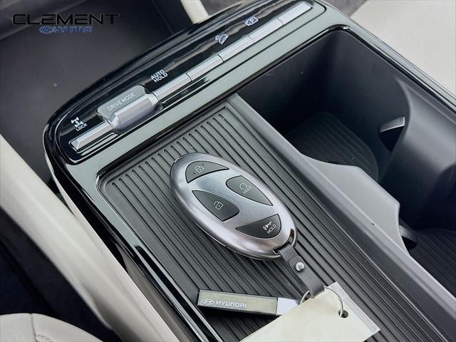 Hyundai Tucson Hybrid Vehicle Full-screen Gallery Image 21