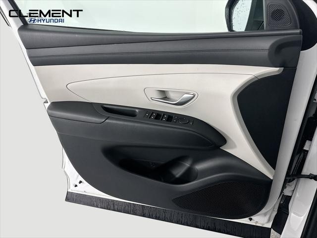 Hyundai Tucson Hybrid Vehicle Full-screen Gallery Image 23