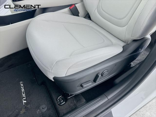 Hyundai Tucson Hybrid Vehicle Full-screen Gallery Image 24