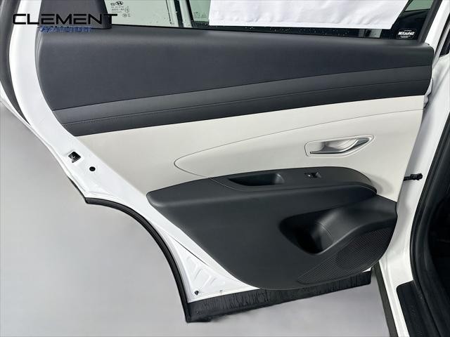 Hyundai Tucson Hybrid Vehicle Full-screen Gallery Image 26