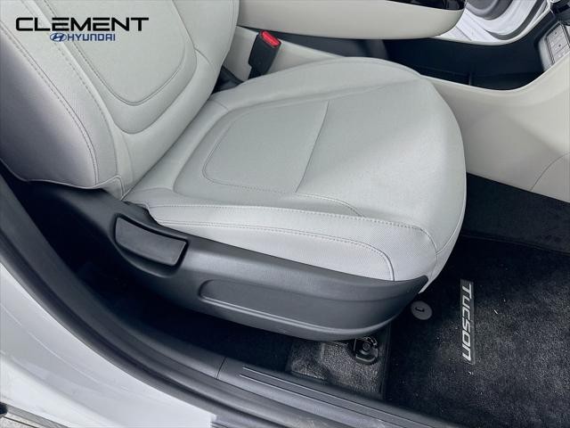 Hyundai Tucson Hybrid Vehicle Full-screen Gallery Image 28