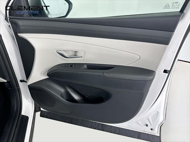 Hyundai Tucson Hybrid Vehicle Full-screen Gallery Image 30