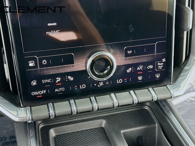 GMC Acadia Vehicle Full-screen Gallery Image 22