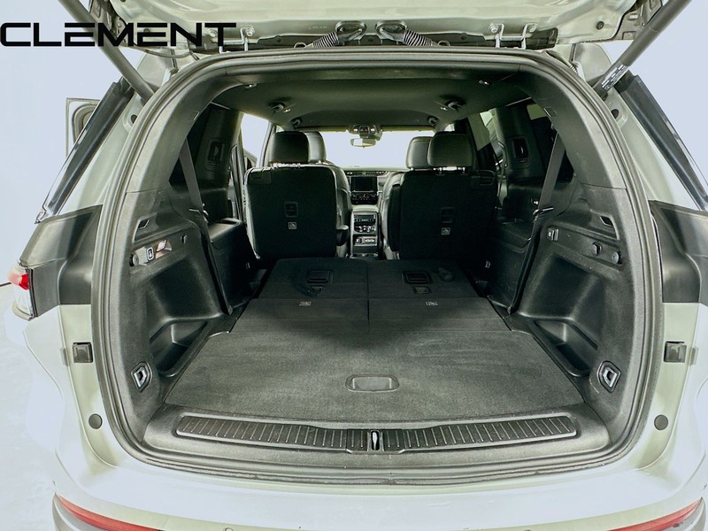 Jeep Grand Cherokee L Vehicle Full-screen Gallery Image 11