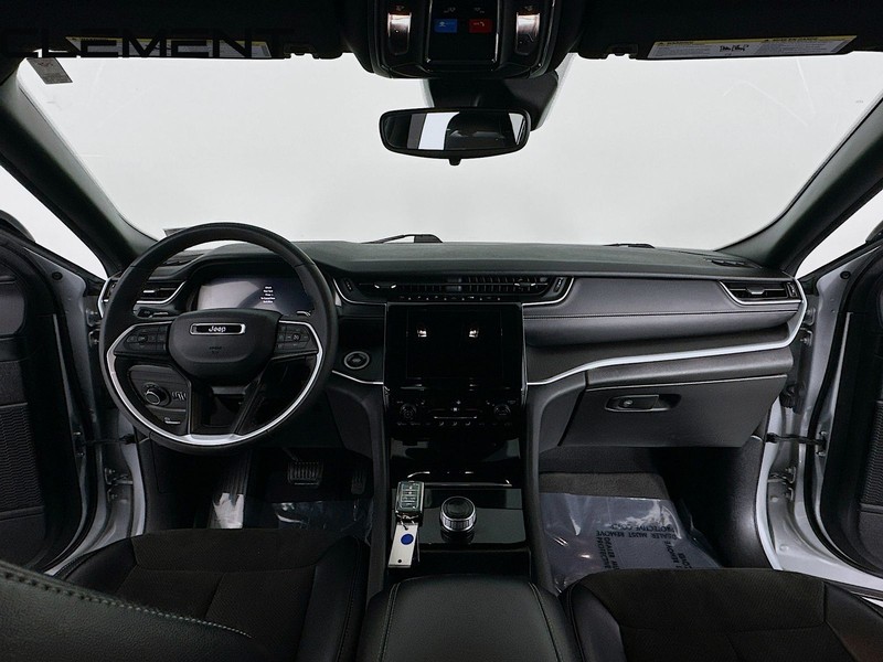 Jeep Grand Cherokee L Vehicle Full-screen Gallery Image 12