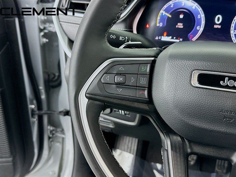 Jeep Grand Cherokee L Vehicle Full-screen Gallery Image 15