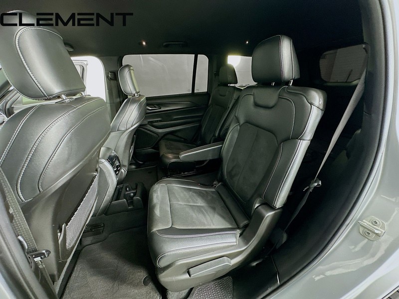 Jeep Grand Cherokee L Vehicle Full-screen Gallery Image 32