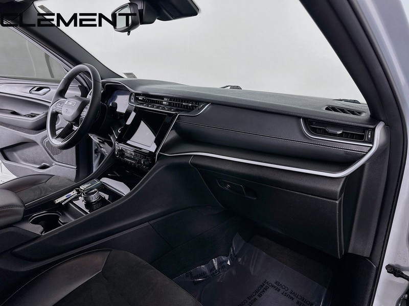 Jeep Grand Cherokee L Vehicle Full-screen Gallery Image 35