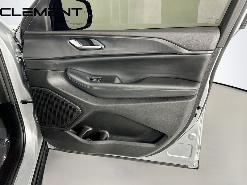 Jeep Grand Cherokee L Vehicle Full-screen Gallery Image 36