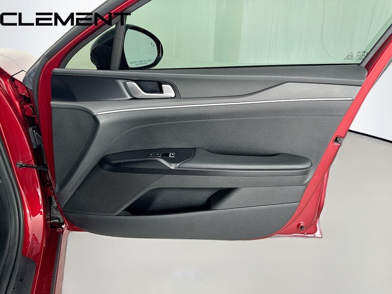 Kia K5 Vehicle Full-screen Gallery Image 35