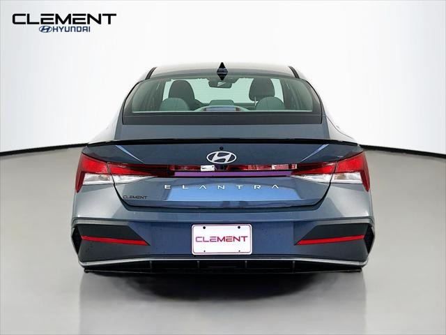 Hyundai Elantra Vehicle Image 07