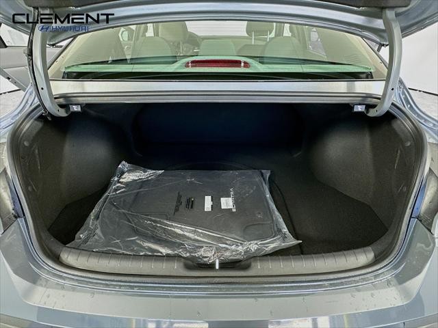 Hyundai Elantra Vehicle Image 09