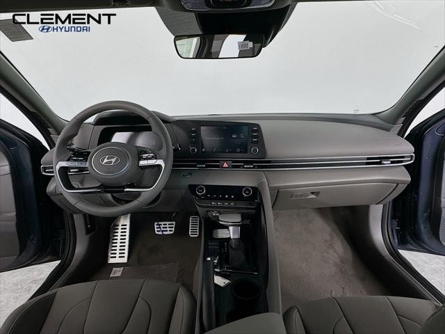 Hyundai Elantra Vehicle Image 11