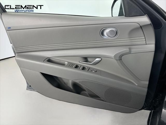 Hyundai Elantra Vehicle Image 22