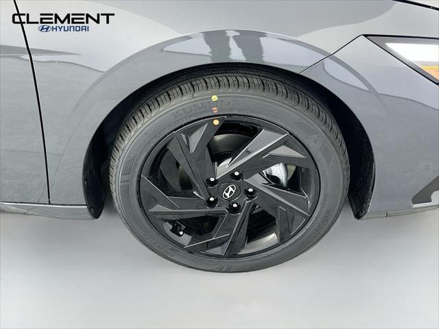 Hyundai Elantra Vehicle Image 30